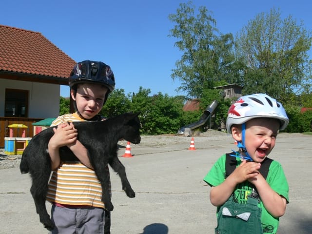 Ferienhof Rösch Kinder spielen mit Ziege